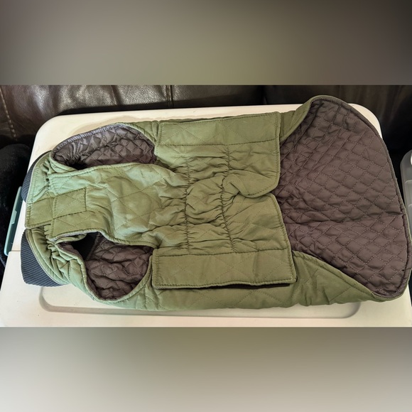 Windproof dog coat w/harness hole, flexible collar - Picture 3 of 5